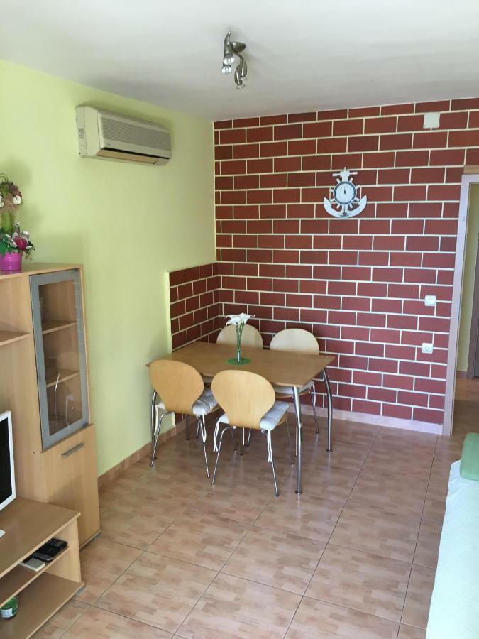 Apartman Tatjana Apartamento Podgora Exterior foto